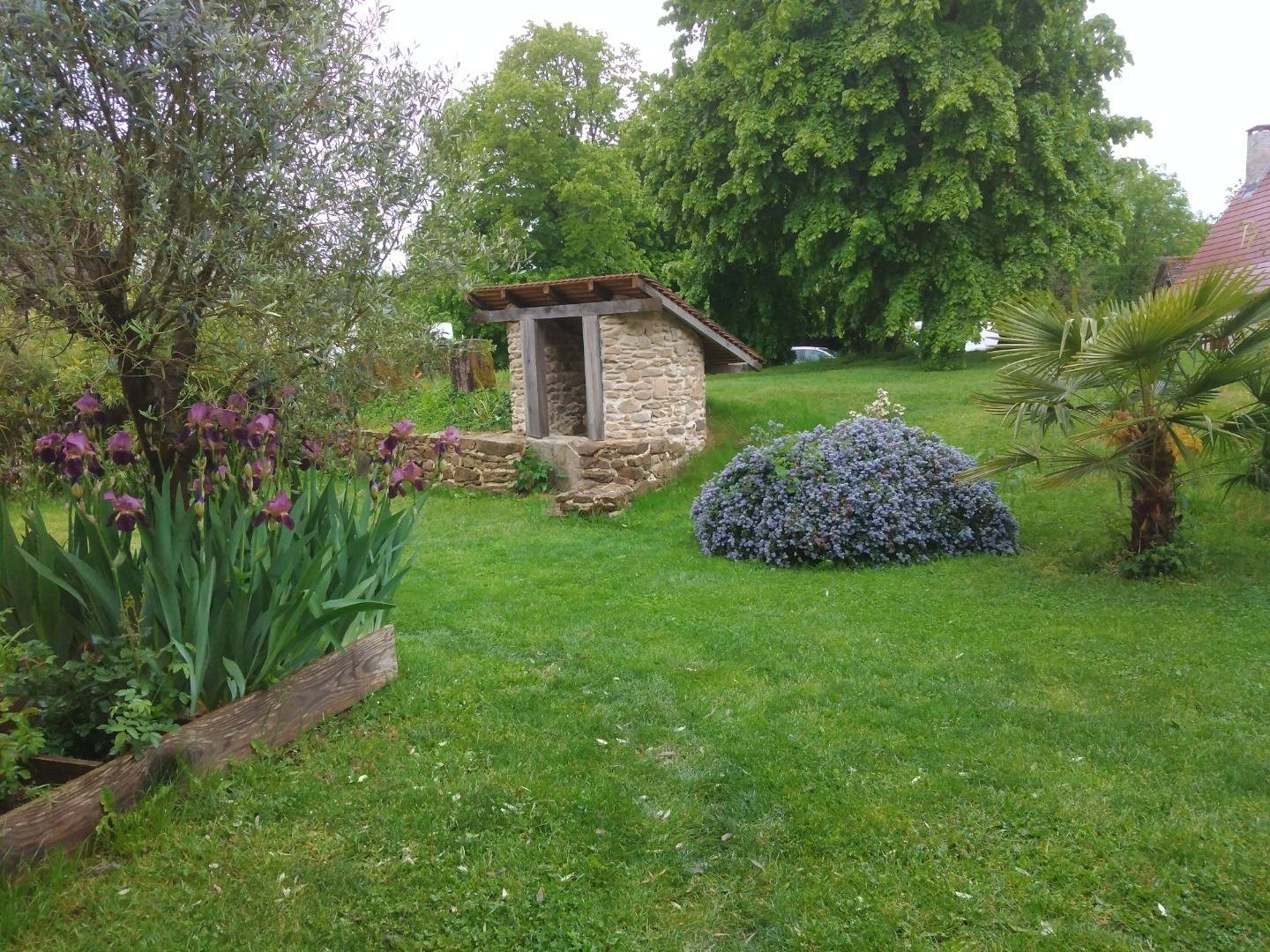 Les Petits Travaux Arédiens - Claude MARSAC Maçon à  Saint-Yrieix-la-Perche-rénovation d'un puit pierres de récupération hourdé au mortier de chaux MEUZAC Haute Vienne